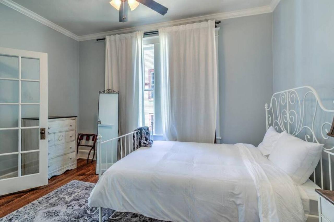 Elegant Colonial With Lovely Details And Character Мемфис Екстериор снимка