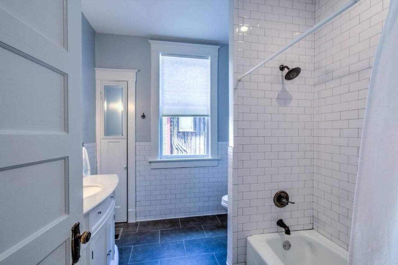 Elegant Colonial With Lovely Details And Character Мемфис Екстериор снимка