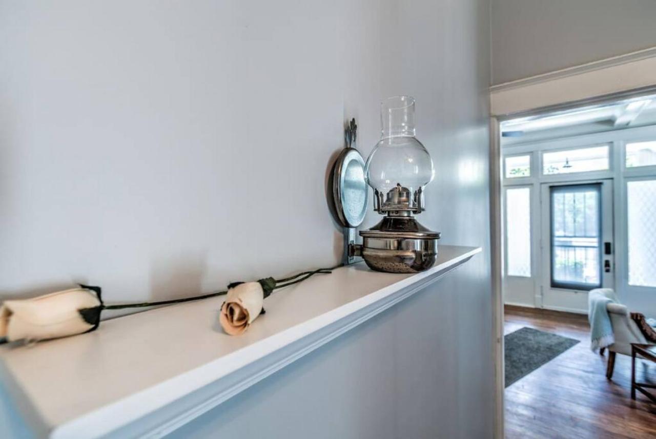 Elegant Colonial With Lovely Details And Character Мемфис Екстериор снимка