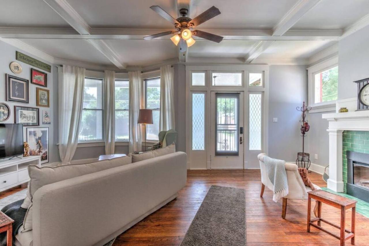 Elegant Colonial With Lovely Details And Character Мемфис Екстериор снимка