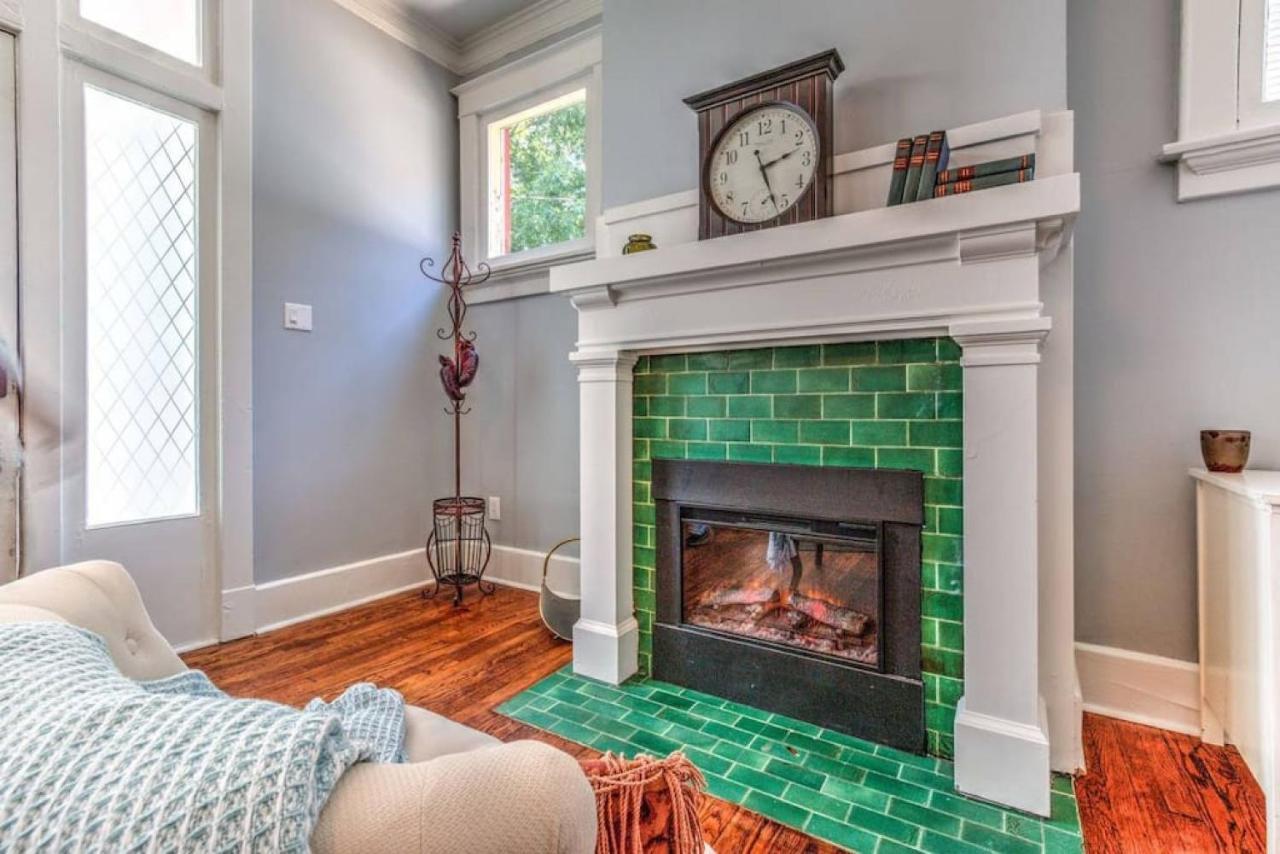 Elegant Colonial With Lovely Details And Character Мемфис Екстериор снимка